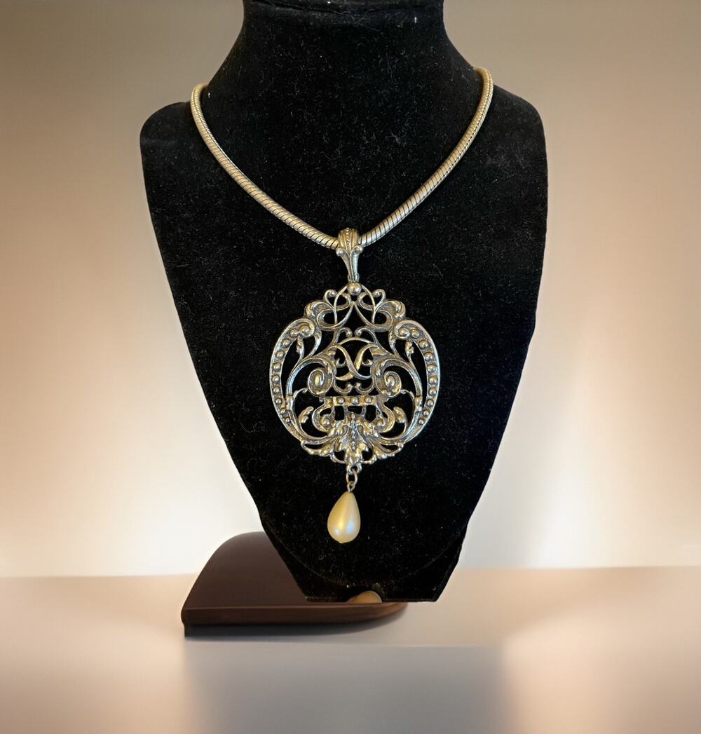 VTG Avon Silver Tone Victorian Style Revival Medallion Pearl Pendant Necklace